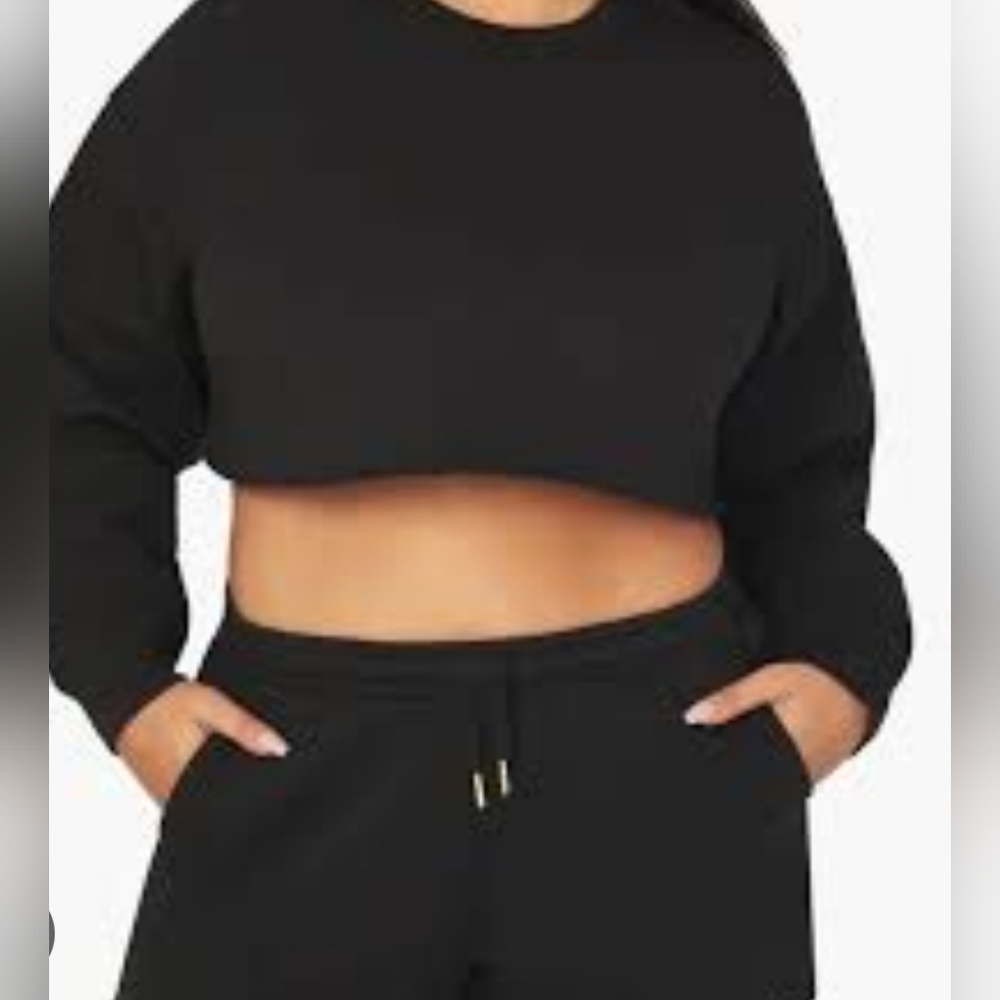 WeWoreWhat Crop Crew neck and Pull on Shorts set